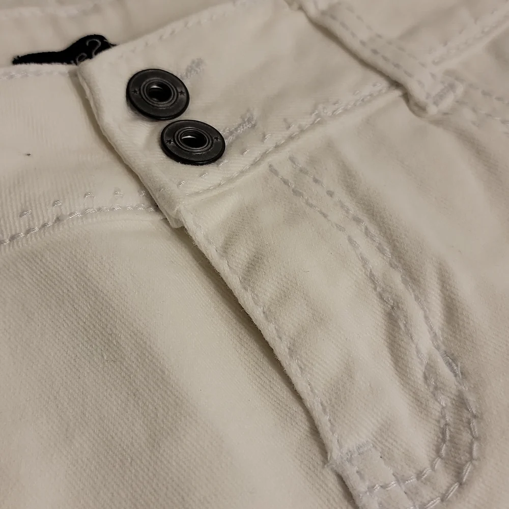 Rue 21 White Cuffed Shorts Size 1/2 Excellent Condition NWOT - Picture 2 of 13